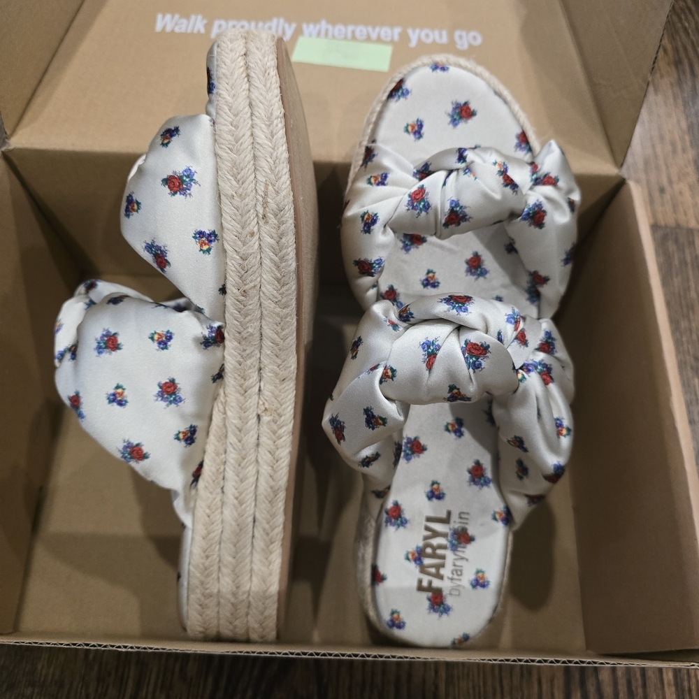 NWT Farylrobin Tania Floral Satin Sandal